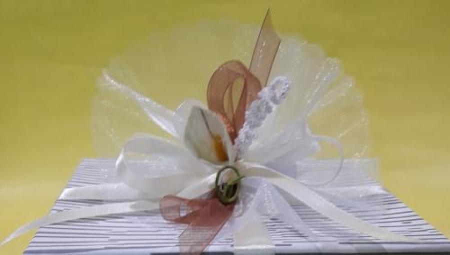 Sacchetto tulle bianco con calla - BOMBONIERE PETRUMILLA - SACCHETTI -   - Vendita online bomboniere, regali e oggettistica per  la casa